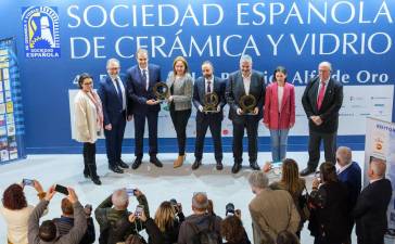Foto de familia de los ganadores de los Premios Alfa de Oro con autoridades y miembros de la SECV.