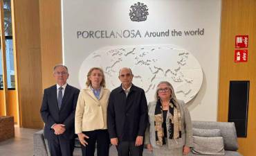 En el centro, María José Soriano y Silvestre Segarra, de Porcelanosa, flanqueados por Jesús Ramos y María Dolores Guillamón, de la Cámara de Comercio de Castellón.