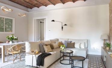 El proyecto destaca por un cuidado equilibrio entre la renovación de la vivienda y la conservación de su carácter original