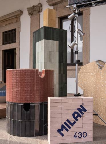 Galería de fotos | Once objetos de cerámica española reinventan en Milán el mundo del souvenir