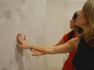 Vídeo | Colorker muestra en Bolonia nuevas formas de conectar materiales, texturas y diseño