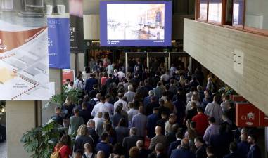 Los accesos principales a la feria en la jornada inaugural de Cersaie.