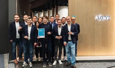 Parte del equipo de Azuvi desplazado hasta Bolonia con el galardón recibido en Cersaie 2023.