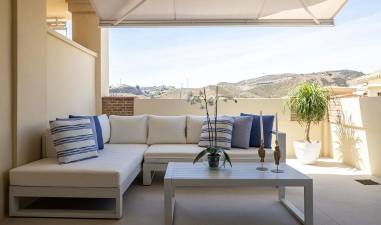 $!Kliff Sand 90x90 C3 con acabado antideslizante, el material usado en la terraza de la vivienda.