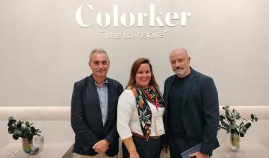 Fernando Agramunt, director comercial de España y Portugal de Colorker; Paloma Martínez, responsable de Compras de Pavimento y Revestimientos de Grupo BdB; y Luis Jarque, director de Márketing de Grupo Colorker.