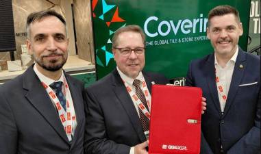 Michael Kephart, en Coverings 2026, con Javier Rodríguez Ejerique, secretario de Qualicer; y Matías Martínez, director del Colegio de Ingenieros Industriales de Castellón.