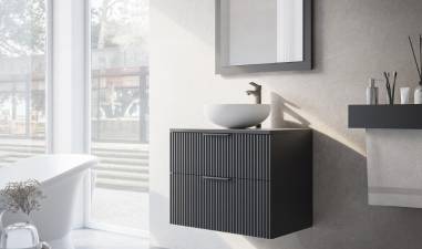 La cartera de Koiné ofrece actualmente 2.000 referencias en baños que agrupan muebles, lavabos, platos de ducha, mamparas, espejos, apliques, grifería y sus complementos, accesorios de baño, radiadores y sanitarios