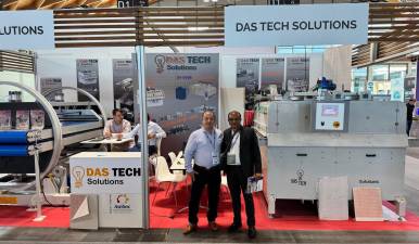 Vicente Alcácer, gerente de Das Tech Solutions, con un cliente internacional en la apertura de la feria de Rímini.