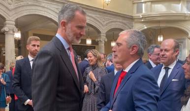 El rey Felipe VI departe con Alejandro Bataller, director de Marca de Emac.