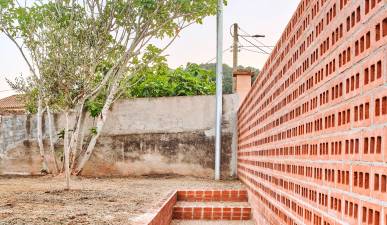 Casa sobre un zócalo de ladrillo, un trabajo de Ágora Arquitectura.