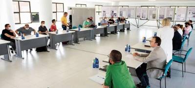 Un momento de la última reunión negociadora mantenida por los representantes de las empresas cerámicas y los sindicatos, que tuvo lugar en mayo.