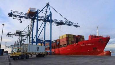 Movimiento de contenedores en PortCastelló.