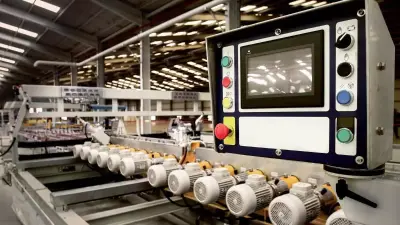 La maquinaria cerámica es una industria que traspasa fronteras con clientes en diversos países productores. / TONI LOSAS