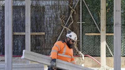 La falta de relevo generacional y la desespecialización de oficios, agravadas tras la crisis de 2008, dibujan un futuro incierto para el sector de la construcción.