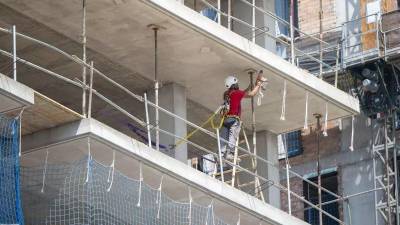 Imagen de archivo de una vivienda en construcción en Esplugues de Llobregat, el pasado mes de agosto.