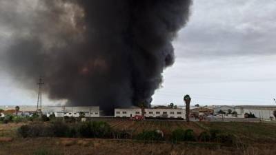 $!Imagen del incendio en las instalaciones de Cecotec. FOTO: Eduardo Ripoll