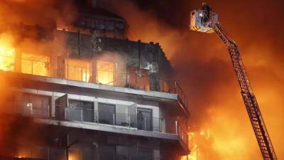 Imagen del terrible incendio en la avenida Maestro Rodrigo en València. / FERNANDO BUSTAMANTE