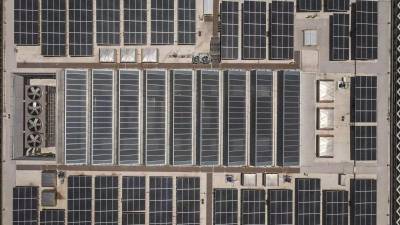 Imagen de archivo de una cubierta de un edificio con placas solares instaladas. / Pexels