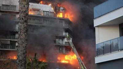 Un bombero en plenas labores de extinción del incendio.