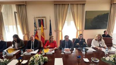 Imagen del encuentro del ministro Albares y la delegada del Gobierno en la Comunitat Valenciana, Pilar Bernabé, con empresarios.