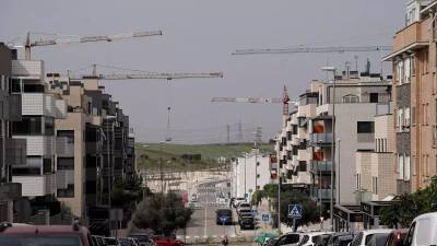 Varias grúas en un desarrollo urbanístico actual en Valdemoro (Madrid).