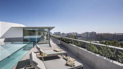 Perspectiva de las espectacular terraza del inmueble, con vistas al antiguo cauce del río Turia.