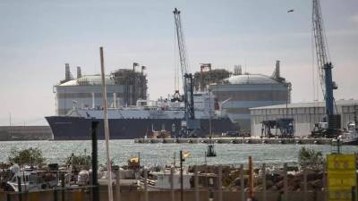 Un buque cisterna descarga gas natural licuado en el puerto de Sagunt.