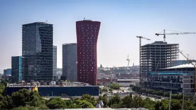 El icónico Hotel Porta Fira Santos de L’Hospitalet de Llobregat, junto a las obras de Fira Barcelona.