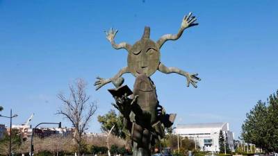 La estatua de Ripollés con el brazo partido. / Miguel Ángel Montesinos