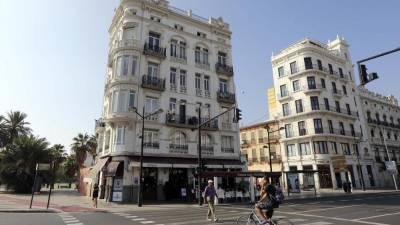 El edificio Casa Calabuig al final de la avenida del Puerto y a pocos metros del Grao y la Marina de València.
