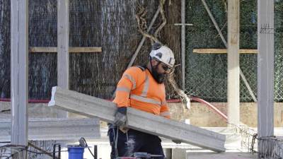 Un trabajador de una empresa de construcción durante su jornada laboral.