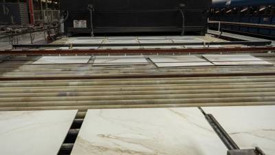 ínea de producción de una empresa cerámica.