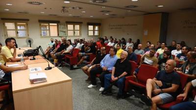 Momento de la asamblea de representantes de la industria cerámica. KMY ROS