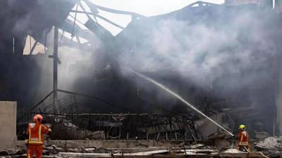 Imagen de los trabajos de extinción en la nave industrial de Xàtiva arrasada por el fuego.