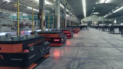 Voyager 200 es el sistema de última generación que comercializa Polytec para automatizar y optimizar el transporte de cajas de baldosas cerámicas sobre bandejas en los almacenes del sector.