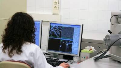 Una investigadora trabaja en las instalaciones del Instituto de Tecnología Cerámica (ITC), que ya tiene en marcha una iniciativa de inteligencia artificial.
