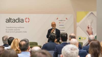 El CEO de Altadia, Vicente Bagán, durante la presentación del plan en las instalaciones de Esmalglass.