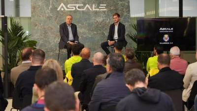 Fernando Roig y el gerente comercial de Ascale, Ramón Benlloch, en la presentación del patrocinio del Villarreal CF. / GABRIEL UTIEL