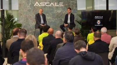 Fernando Roig y el gerente comercial de Ascale, Ramón Benlloch, en la presentación del patrocinio del Villarreal CF. / GABRIEL UTIEL