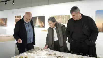 Los arquitectos Rafael Aranda (d), Carme Pigem (c) y Ramon Vilalta (i), del despacho de arquitectura RCR, ganador del Pritzker en 2017, durante la presentación de la exposición denominada ‘RCR Arquitectes. Raíces y alas. Un viaje de los inicios a la actualidad’.
