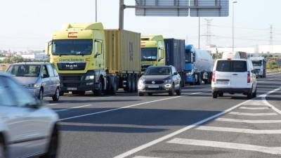 Imagen de camiones en una carretera de Castellón.