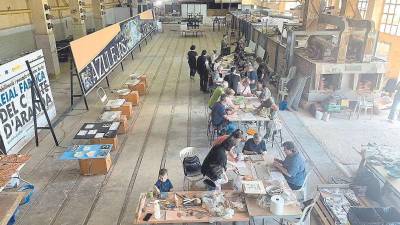 Imagen de la nave BIC de la Real Fábrica durante la celebración de un taller relacionado con la cerámica.