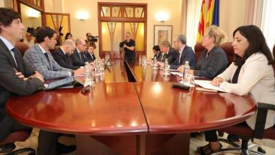 Reunión de la Mesa de la Cerámica, celebrada recientemente, en la que el clúster expuso sus problemas al Consell.