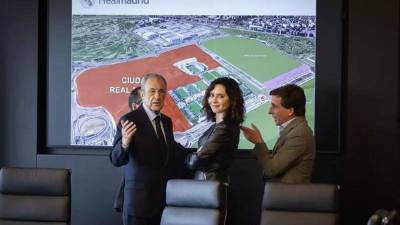 Florentino Pérez, junto a Isabel Díaz Ayuso y José Luis Martínez-Almeida, durante la presentación del nuevo distrito tecnológico que el club pretende desarrollar en la ciudad deportiva de Valdebebas. / Comunidad de Madrid