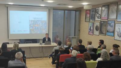 El historiador Maxim García Conejos, en la presentación de su libro ‘Taulelleria del siglo XVIII a la Real Fábrica’ en el Museo de Cerámica de l’Alcora.