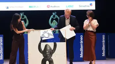 $!Yunke hizo por arte de magia un tres en raya con la imagen del trofeo de los premios de Empresa del Año de Castellón creada por Ripollés.