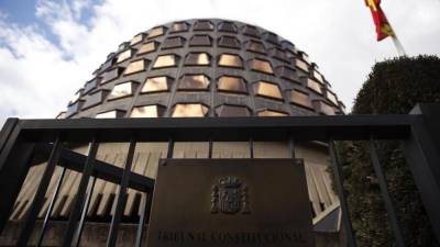 Fachada y entrada al edificio del Tribunal Constitucional en Madrid.