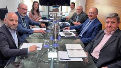 La industria cerámica y el puerto de València refuerzan su alianza.