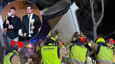 Imagen de Jordi y Samuel en un reciente podio (i); estado en el que quedó el coche siniestrado en el Rallye de la Cerámica (d).