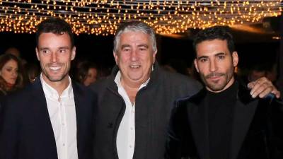 El empresario Felipe Peraire (centro), fundador de Baldocer, acompañado del tenista Roberto Bautista y del actor Miguel Ángel Silvestre. / Frank Palace (El Periódico Mediterráneo)